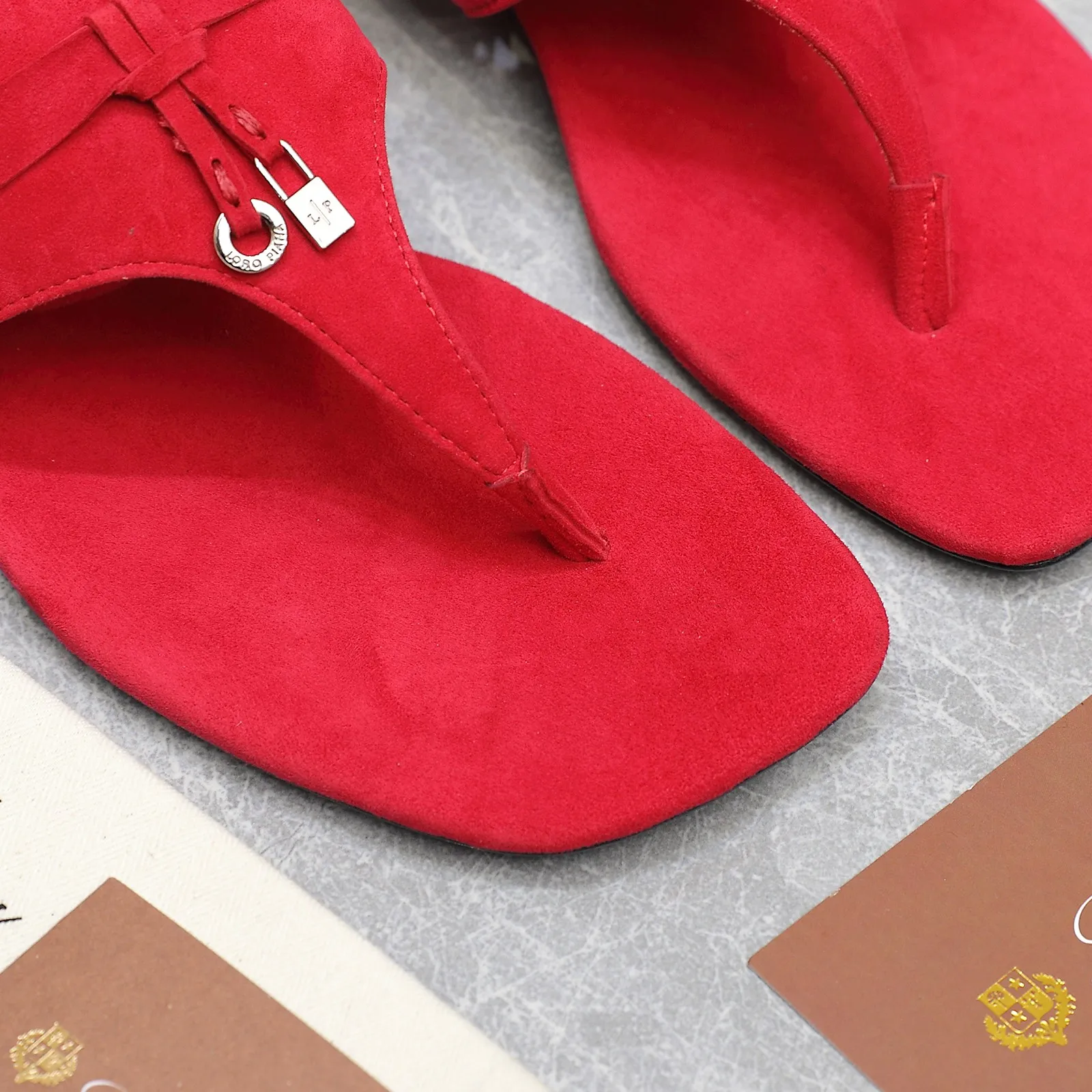 👟👟Ex-factory price 560👟👟 Purchasing-grade [Loro Piana] LP Mindil series T-strap thong sandals ✔️Top quality ✔️Soft sheep leather forms a tailor-made band that meets at the top of the upper and is fixed by a strong elastic ankle design. One is adorned with a discreet horn padlock, the other a gold circle badge. With its simple construction and sophisticated feel, these sandals are ideal for summer. ✔️Material: imported sheepskin fabric, sheepskin lining and feet ✔️Imported genuine leather outsole ✔️Code number: 35-42 (35/41/42 custom-made, non-refundable)